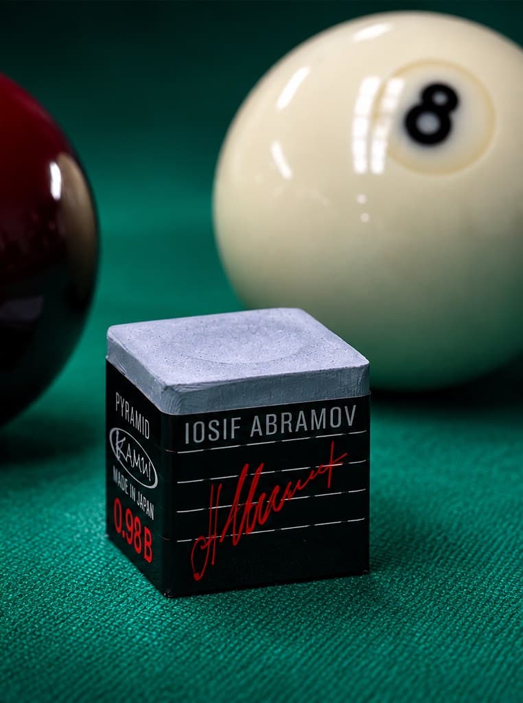 Мел Kamui × Iosif Abramov 0.98 β на бильярдном сукне рядом с шарами